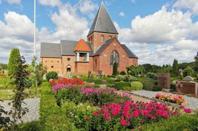 Denne smukke kirke fylder 125 år på mandag. Det fejres med en koncert på dagen - og én søndagen efter. Foto: Bording Kirke