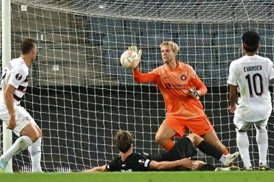 FC Midtjylland kunne takke målmand Jonas Lössl for, at de danske vicemestre "kun" var bagud med ét mål efter første halvleg. Men FCM formåede ikke at udligne trods 16 minutter med en spiller i overtal til sidst. Foto: Joe Klamar/AFP/Ritzau Scanpix
