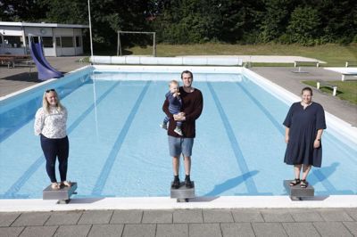 Bording Friluftsbads nye, friske bestyrelse består af Trine Fallesen (t.v.), Morten Larsen (med Asger på armen) og Henriette Axelsen. Dertil kommer Pia Eskildsen og Daniel Williams, der ikke er med på billedet. Det nye hold er ved at være svømmeklar. - Der er så mange foreninger i Bording. Det gør det svært at trække frivillige til. Men det er ærgerligt, hvis der ikke kan være et friluftsbad her. Det kan tilbyde noget andet, mener Henriette Axelsen. Foto: Henrik Ole Jensen