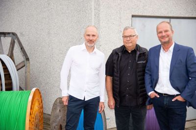 Det er fra venstre direktør for Energi Ikast Jørgen Mosegaard, formand for selskabet Bjarne Andersen og Henrik Møller Nielsen fra OpenNet, der håber på et frugtbart samarbejde, der vil give ikastboerne endnu bedre ydelser, hvad angår stereaming, tv-tjenester og internet. Foto: Privatfoto
