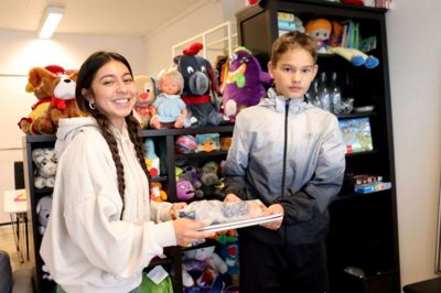 18-årige Naimi Martinez fra USA er netop startet på et års lang udvekslingsophold i Danmark gennem Rotary. Hun kunne overrække et skolekit til Denis Kravchuk, der er en af de ialt 34 børn, der har modtaget en gave fra den lokale Rotary Klub.