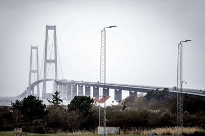 Det er forbudt for vindfølsomme køretøjer at køre over Storebæltsbroen frem til omkring 05.00 torsdag på grund af kraftig blæst. Også for færger giver vinden problemer. (Arkivfoto).