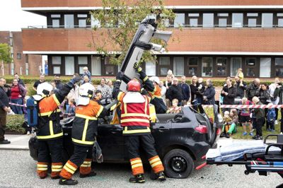 Falcks brandmænd gav lørdag formiddag en opskrift på, hvordan man til jul kan overraske far med en cabriolet. - Men nej, lad være med det - finishen er ikke så god, tilføjede speaker Søren Benthin ved det store show ved torvet i Ikast. Foto: Tom Laursen
