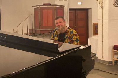 Jonas Petersen delte ud af historier og nyskrevne salmer for tilhørerne i Ikast Kirke. Foto: Merete Riis Jensen