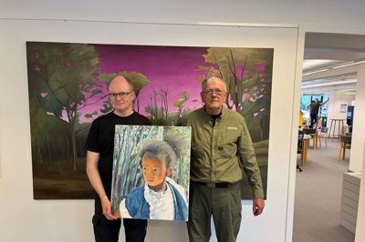 Nevø og farbror - Rune Østergaard Pedersen og Karl Haakon Pedersen har lavet en fælles udstilling med oliemalerier på Ikast Bibliotek. Foto: Privatfoto