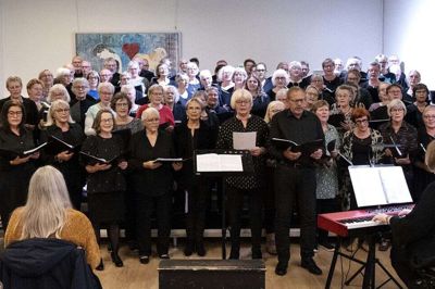 Scenen var fyldt til bristepunktet, når alle tre kor sang sammen ved efterårskoncerten.