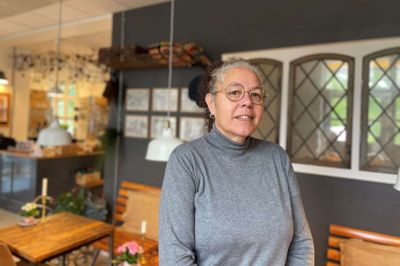 Josephine Bilikerdük forfulgte en mangeårig drøm om at drive egen cafe. Gennem de seneste to-et-halvt år har hun fået Jernbane Cafeen på skinner - og det er kun gået fremad. Alligevel har hun valgt at hænge konduktørkasketten på krogen ved udgangen af februar 2023. Hun vil også have tid til familien. Foto: Laila Kempel