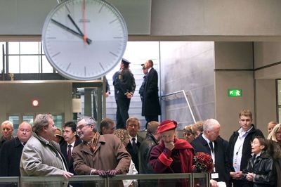Dronning Margrethe og prins Henrik venter sammen med mange andre fremmødte under den officielle åbning af Københavns Metro lørdag d. 19. oktober 2002. (Arkivfoto).