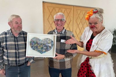 Fra venstre kunstneren bag årets julemærke, kunstværk og motiv, Jens Christian Jensen, formand for udvalget i Fonnesbæk Y’s Men’s Club Christen Østergaard og modtageren af det kommende overskud Gitte Møller Madsen/Trudi fra Danske Hospitalsklovne