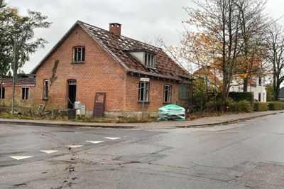 Huset på hjørnet af Villavej og Tværgade er her fotograferet dagen før, bulldozere rykkede ind og væltede murene og fjernede bygningen helt. Foto: Laila Kempel