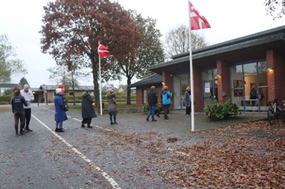 Valget til Folketinget er fuld gang. Siden klokken 8 i morges har valgstederne haft åben. De lukker klokken tyve i aften. Her fra åbningen i Bording Forsamlingshus. Foto: Laila Kempel