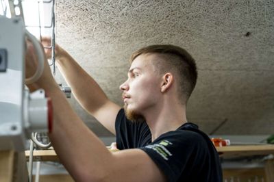 Det kræver stor koncentration at holde styr på ledningerne, når man dyster til Skills-konkurrencerne. Jacob Steinicke Laursen fra Midtjysk El Center sikrede sig førstepladsen og dermed billetten til DM.Foto: Herningsholm Erhvervsskole & Gymnasier
