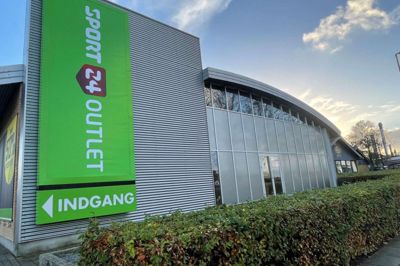 Sport 24’s nyeste outletbutik åbner i næste uge i Ikast - på Siriusvej i den vestlige ende af byen. Et stort facadeskilt er allerede sat op og indenfor er der travlt med at pakke op og fylde varer på hylderne.Foto: Laila Kempel