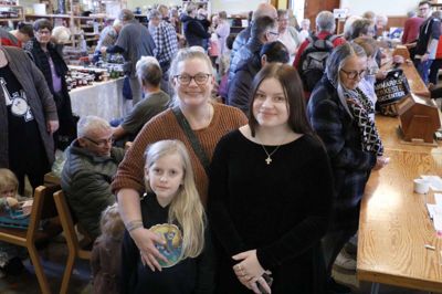 Merethe Petersen havde en dejlig eftermiddag ved kirkebasaren sammen med døtrene Tilde (t.v.) og Tricia. Foto: Henrik Ole Jensen