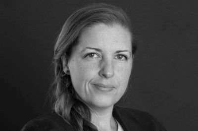 Louise Jensby er opvokset i Ikast, hvor hun blandt andet blev butiksuddannet. Nu debuterer hun som forfatter med første bog i en hel triologi. Foto. PR-Foto