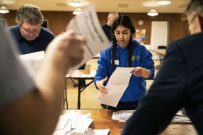 Naomi Garcia Martinez er amerikansk udvekslingsstudent i Ikast. Hun fik en unik mulighed for at deltage som juniorvalgtilforordnet i tirsdagens folketingsvalg. Her er hun igang med at tælle stemmer op i forsamlingshuset i Bording. Foto: Malene Tswai