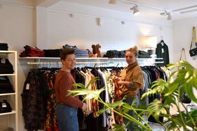 - Vi kommer til at savne det helt vildt. Butikken er vores hjertebarn, og vi vil gerne sige tak til alle, som vi har været i kontakt med gennem årene, siger de to indehavere. Foto: Privatfoto