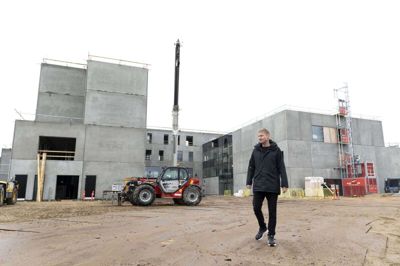 FCM-Huset, den nye Guldmine og Ikast Complete skyder op, og Torben Østergaard glæder sig til at vise rundt ved lørdagens åbent hus, hvor alle er velkomne til at kigge forbi. I Stadome er Guldminens elever klar med sjove aktiviteter og lege.Foto: Tom Laursen
