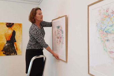 Vibeke Viuff Andersen udstiller sine værker i Engesvang Sognehus.Foto: Privatfoto