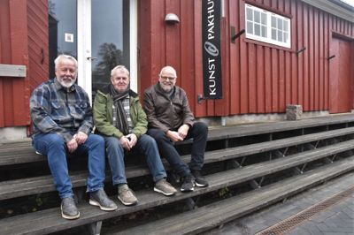 De tre lokale herrer byder ind fra hver sin front, når Kunstpakhuset inviterer til Artist-talk. Det er fra venstre musiker Peter Starcke, kunstner Jens Christian Jensen og tidligere redaktør Steen Hebsgaard. Foto: Privat foto