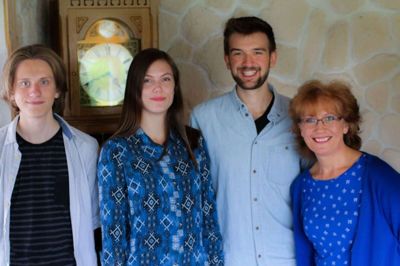 Familien Tobijanscy. Fra venstre Sebastian, Nanna, Daniel og Beata optræder i Ikast Kirke 22. november. Med er også koncertpianist Olivera Marinkovic. Foto: Privatfoto