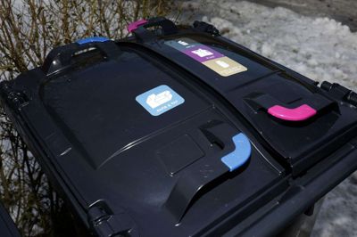 Ikast-Brande Kommune forventer, at den nye ekstra skraldespand vil være delt ud til alle hustande inden årets udgang. Den nye spand skal indeholde pap/papir i et rum og et andet rum med plast, metal og drikkekartoner.Foto: Henrik Ole Jensen