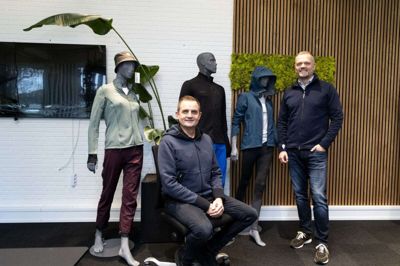 Brødrene Jacob og Jesper Klausen står bag Spectre, der i årene med corona-nedlukning oplevede en ekspansion. Det kommende år er der dog lagt op til en vis afmatning - ikke mindst på grund af inflationen. Her ses brødrene sammen med noget af det fritidstøj, som virksomheden producerer. Foto: Tom Laursen