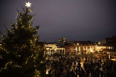 ... og der kom lys. Juletræet på torvet i Ikast blev fredag eftermiddag tændt af borgmesteren. Foto: Malene Tswaioto: Malene Tswaii