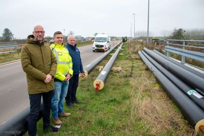 De »grønne rør« på Skovbyvej bliver gjort klar til at komme i jorden. Fra venstre er det Christian Schrøder, der er senior vice president ved Kingspan Logstor; Rasmus Hedevang, distributionsleder ved Energi Ikast; og Karsten Pedersen, area sales manager hos Kingspan Logstor. Foto: Privatfoto