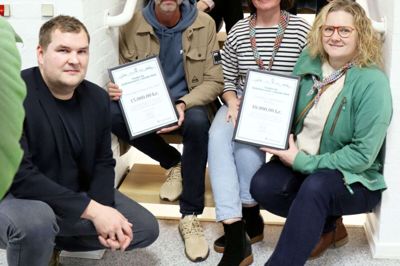 Oppefra og fra venstre: Jackie Jensen, Ikast BMX Klub; Carsten Helligsø, centerdirektør i Andelskassen; Niels Fløe, Herning-Ikast Sportsfiskerklub; Casper Jensen, Ikast BMX Klub; Rudi Hirsch og Lau Jørgensen, Tjørring IF; Julia Thaarup Johansen, Strøgcenterforeningen; Rene Jørgensen, Strøgcenterforeningen; Christina Overgaard, De grønne pigespejdere i Bording; Michael Knudsen, Andelskassens fond; og Malene Christensen, De grønne pigespejdere i Bording.