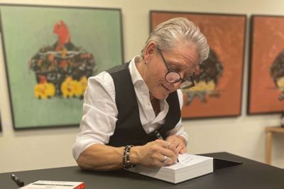 Henrik Volf fik travlt med at signere bøger da han forleden holdt foredrag på Ikast Bibliotek. Foto: Privat foto