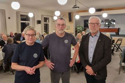 Fra venstre ses forstanderparret Anne og Allan Schrøder sammen med formanden for Ikast Genbrugscenter, Per Damgaard. Foto: Privatfoto