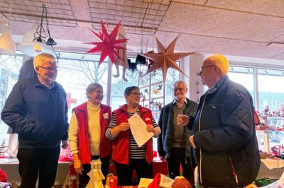 Fra venstre kasserer Peder Bruun fra Lions Club, Elin Nielsen og Margit Lysgaard fra Røde Kors samt past præsident Karl Christensen. og præsident Hartmut Wehmeier fra Lions Club. Foto: Privatfoto