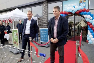 Det er kun godt et år siden, at borgmester Ib Lauritsen (V) kunne klippe den røde snor til et nybygget Aldi-supermarked i Brande, og kun en måned siden, at han sammen med resten af byrådet nikkede ja til en ny lokalplan, hvor Aldi ønskede at bygge nyt i Ikast. Nu ligger det fast, at butikken i Brande bliver til en Rema 1000, og projektet i Ikast er sat til salg. Foto: Jørn Deleuran