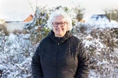 Som det fremgår af billedet, er Bente Busk et vinterbarn. På fredag fylder hun 70 år. Foto: Linna Grøn