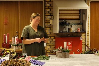 Lise Andersen fra Egeblomster i Bording havde masser af inspiration med til medlemmerne af Aktive Kvinder. Foto: Privatfoto