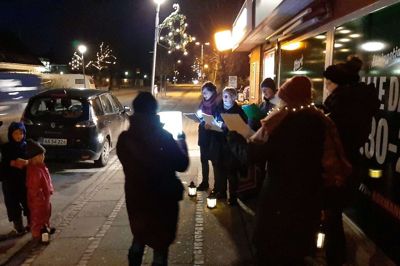 For andet år vil frivillige synge julen ind rundt i Engesvangs gader. Det sker onsdag 21. december. Foto: Privatfoto