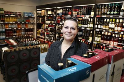 Dagli’Brugsen i Engesvang lukker til februar. Helle Faurholt har været uddeler her i halvandet år.