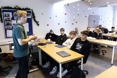 Handelsgymnasiet Ikast-Brande havde besøg af det »Rullende universitet«, hvor universitetsstuderende underviste gymnasieeleverne. Foto: Merete Riis Jensen