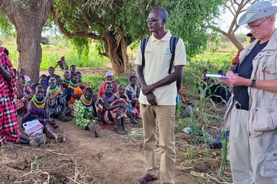 Hans Jørgen Hansen ses her i et havefællesskab i Naotin nær Lodwar i Turkarna-regionen, hvor det er lykkedes at lave en vandboring, så man kan dyrke grøntsager på trods af den fremmasende ørken-dannelse på Afrikas Horn. Fotograf: Torben Hvid