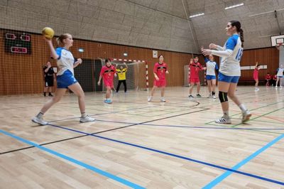 Hundredvis af spillere har nydt igen at deltage i Midtjysk Julecup. Her ses Næstved Herlufsholm Håndbold i kamp i IBF Arena. Foto: Privatfoto