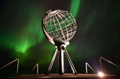 Besøget på Nordkap blev en helt fantastisk oplevelse med dansende grønt nordlys som kulisse. Foto: Jesper Bjørnholt