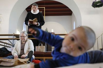 Kirken er fyldt med sanseindtryk, og motorikken bliver også trænet hos babyerne til babysalmesang. Foto: Henrik Ole Jensen