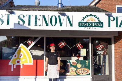 Cafer Celep har omkring 30 års erfaring i at bage pizzaer, så han ved nok, hvad han har med at gøre. Det er dog første gang, han prøver kræfter med en stenovn. Nu har han netop åbnet pizzeria i Østergade i Ikast. Foto: Linna Grøn