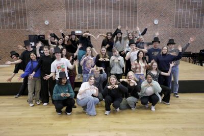 De omkring 40 medvirkende har øvet i weekenderne i januar og er nu ved at være klar til musicalen Voulez Vous. Foto: Henrik Ole Jensen
