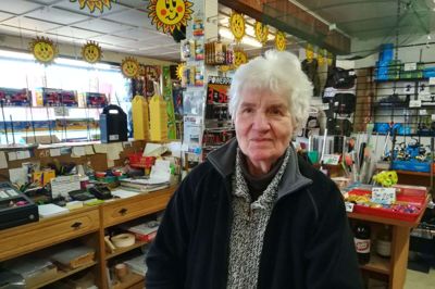 Tove Blæsberg Pedersen var i en menneskealder at finde bag disken i Købmandsgården i Bording. Hun sov stille ind fredag aften omgivet af sin nærmeste familie. Foto: Anna Østergaard Bjørn