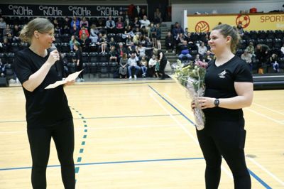De gode historier er mange i Ikast Gymnastikforening. Her ses formand Vibeke Vinther Troelsen (t.v.), der nu træder af som formand, kåre Ninna Flensborg Nielsen som årets ildsjæl ved sidste års forårsopvisning. Det lykkedes med nød og næppe at danne en ny bestyrelse ved seneste generalforsamling, så foreningens 400 medlemmer fortsat kan gå til gymnastik i Ikast. Foto: Henrik Ole Jensen