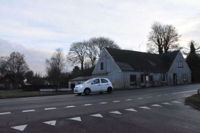 Adskillige trafikanter har gennem årene spottet den faldefærdige brugsbygning i Krondal. Nu bliver den snart revet ned. Foto: Flemming Thulstrup