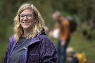Maria Mosegaard Mortensen og med hende Danmarks Naturfredningsforening i Ikast-Brande mener at et nyt biogasanlæg mellem Ilskov og Ikast er helt forkert placeret. Det vil forringe levevilkårene for den truede sommerfugl Brun Pletvinge. Foto: DN