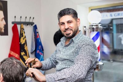 Ahmad Ramadan var frisør i Syrien, inden han sammen med sin familie rejste til Danmark. Han ville dog lære sproget her, inden han åbnede egen salon. Det er nu sket i Bredgade i Bording. Foto: Linna Grøn